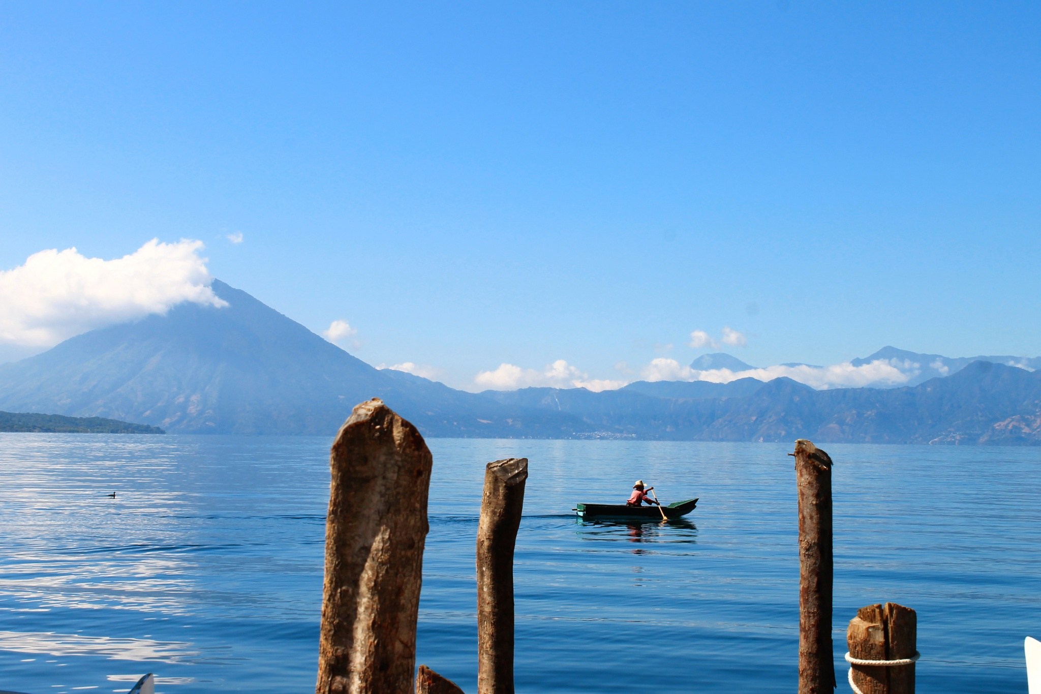 Lago de Atitlán con una persona andando en una balsa
