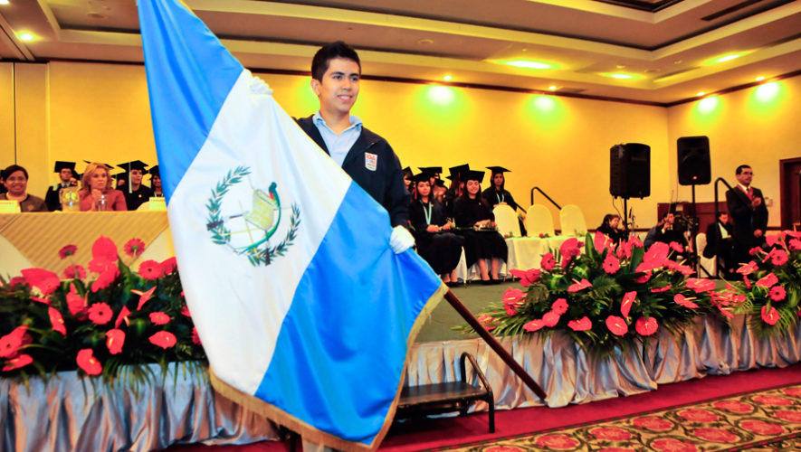 perito cargando una bandera de Guatemala