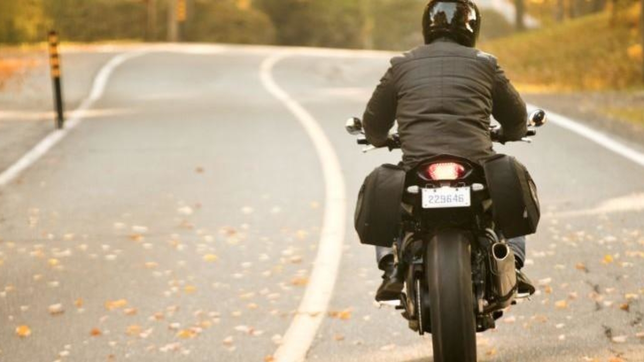 motociclista en la carretera