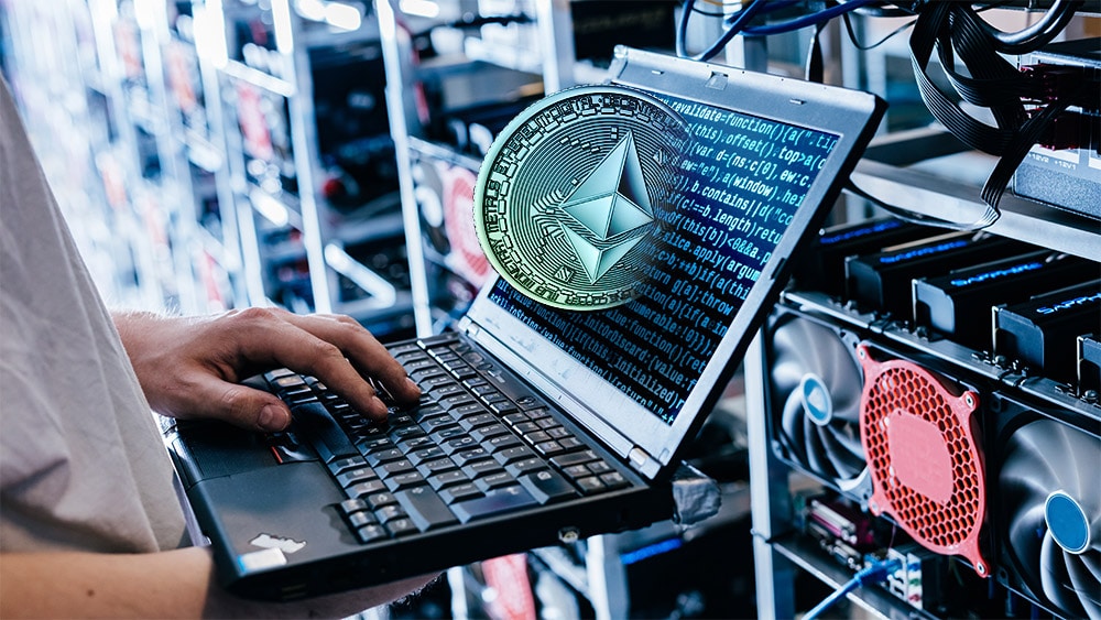 persona utilizando mineria ethereum en laptop