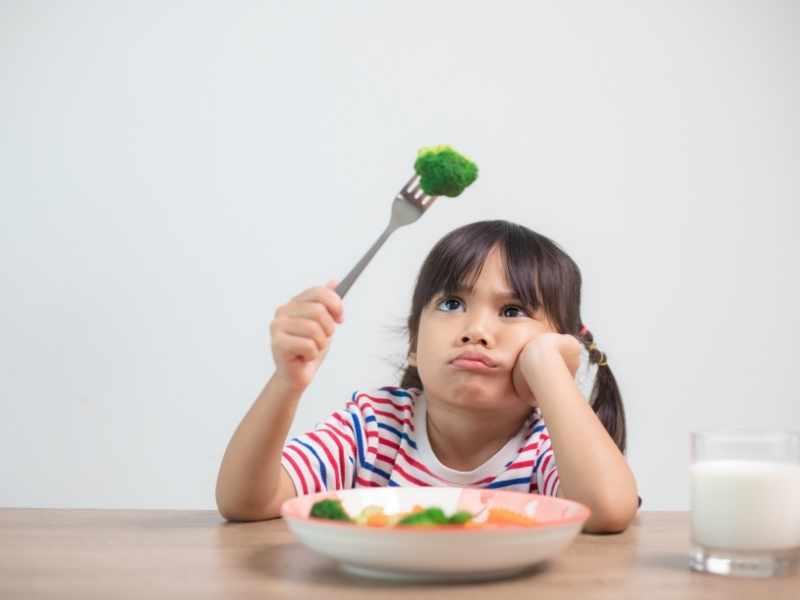 Mesa familiar con alimentos saludables para promover la nutrición infantil en Guatemala.