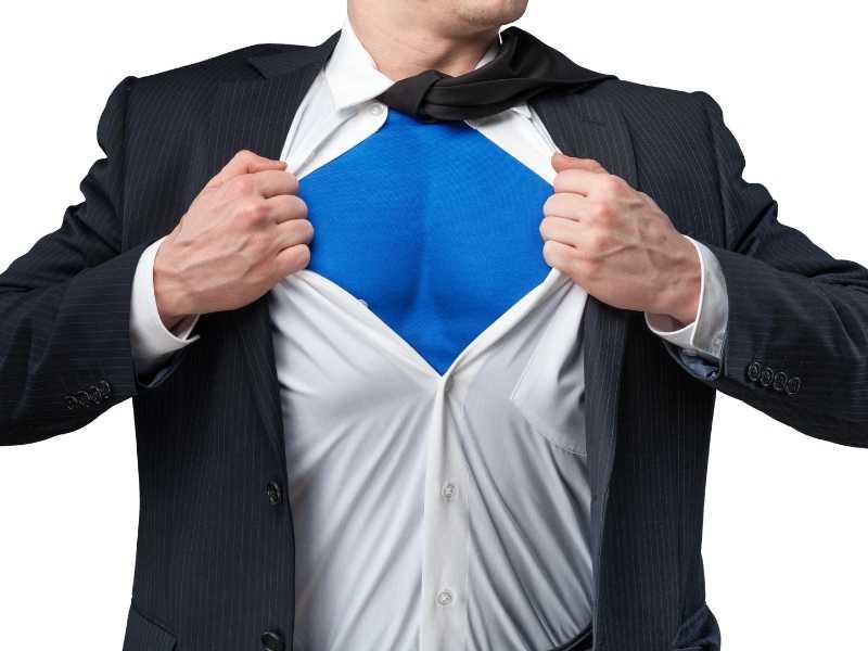 hombre que se abre la camisa, revelando una camiseta azul, estilo super man, representando la salvación de su negocio