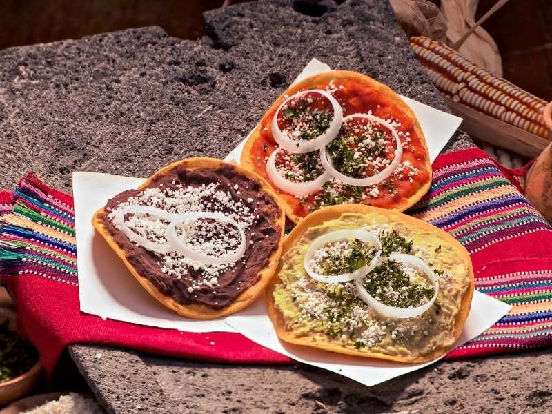 Tostadas de frijol y otros ingredientes tradicionales de Guatemala