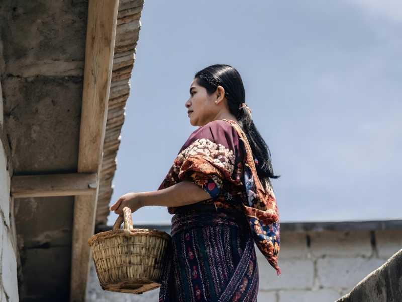 mujer guatemalteca yendo a comprar ingredientes para preparar su comida