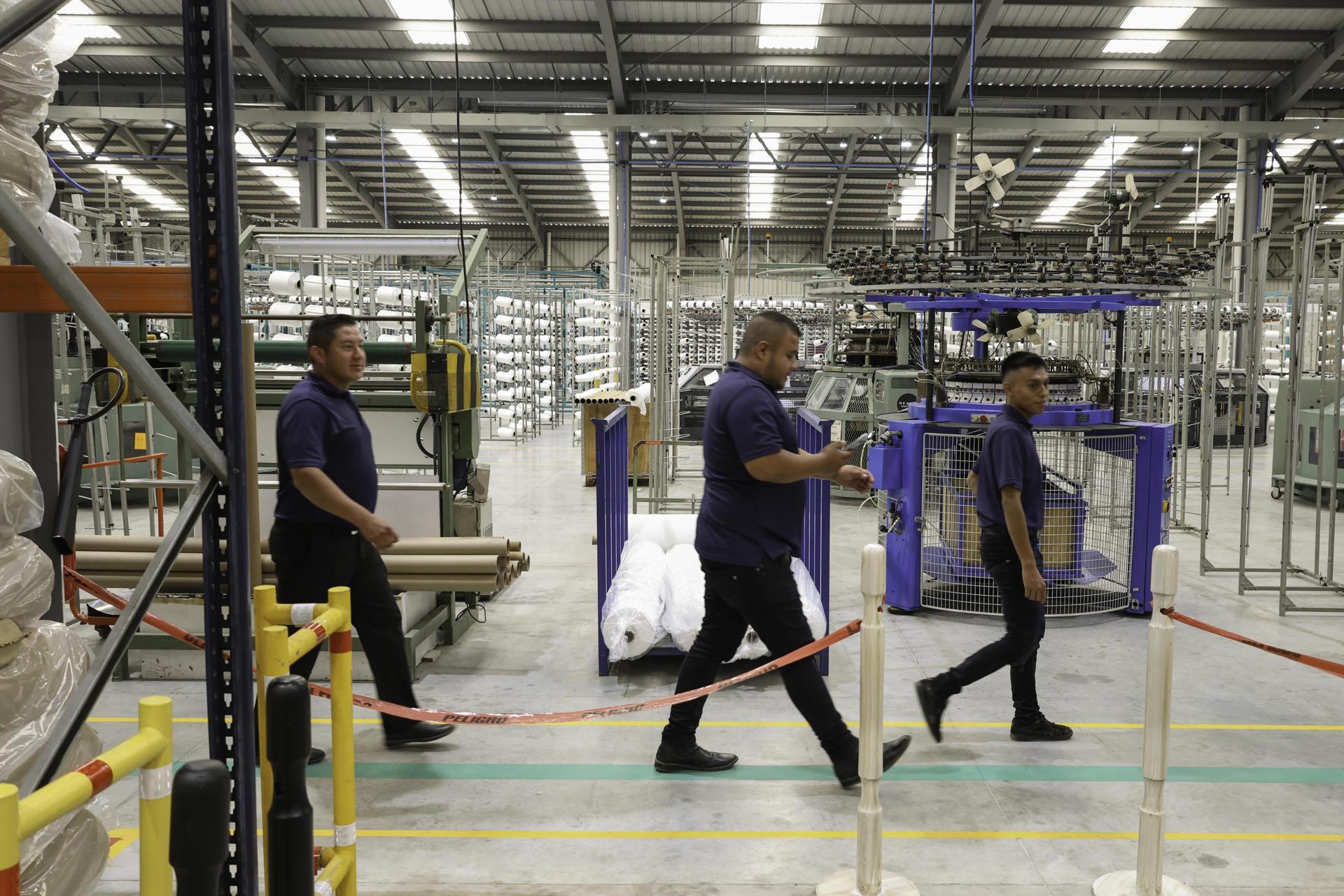 Trabajadores en una planta industrial de Guatemala donde las condiciones térmicas influyen en la seguridad y productividad laboral.